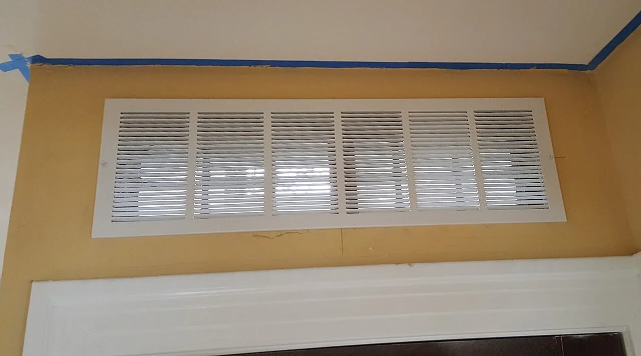 Registro de aire en la pared de una vivienda para permitir la circulación.